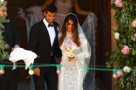 <p>Karine Ferri et Yoann Gourcuff à la sortie de l'église de La Motte (Var) le 9 juin 2019</p>