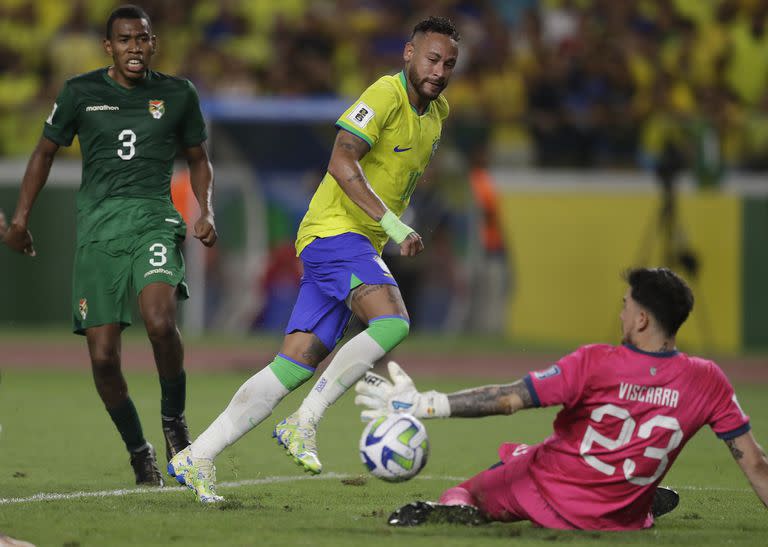 A Neymar le atajaron un penal, pero luego se redimió con dos tantos en la goleada de Brasil sobre Bolivia