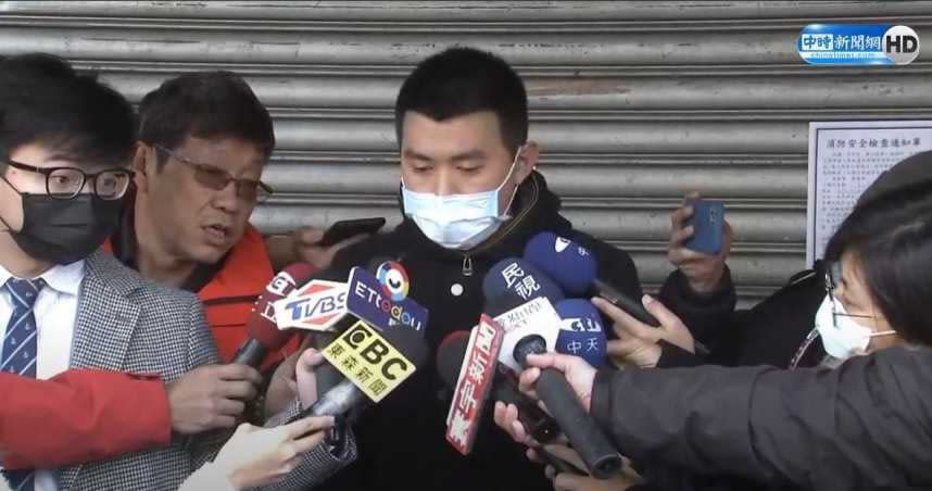 富王鴨肉店的王姓小老闆曾在店前舉行記者會道歉。（圖／翻攝中時新聞網直播）