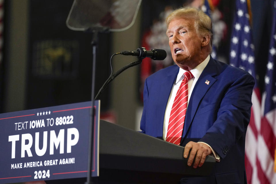 ARCHIVO - El ex candidato presidencial republicano Donald Trump habla durante una ceremonia de inauguración en una reunión del Caucus el sábado 6 de enero de 2024 en Clinton, Iowa.  Trump está aprovechando la frustración de su partido por el reciente aumento de los cruces ilegales en la frontera sur de Estados Unidos para avivar los temores de fraude electoral.  Después de los caucus de Iowa de la próxima semana, el ex presidente republicano ha dicho repetidamente que los demócratas planean inscribir a inmigrantes ilegales para que voten en 2024. (Foto AP/Charlie Neibergall, archivo)