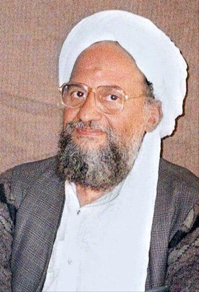 Imagen de archivo del 8 de noviembre de 2001 que muestra al "número dos" de Al Qaeda, Ayman Al Zawahiri. EFE