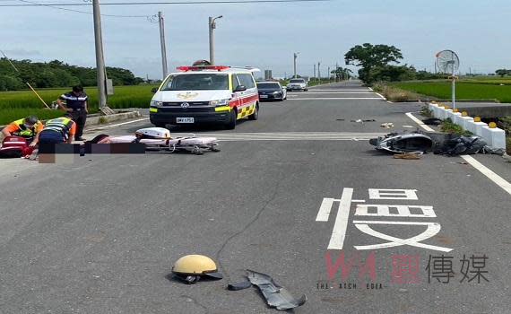 （觀傳媒雲林新聞）【記者洪佳伶／雲林報導】日前在水林鄉產業道路上發生一起自小客車與機車擦撞之交通事故，其中有2人送醫後死亡，全案由北港警分局交通小隊專責調查處理中。北港分局分局長張澤銘今日親自會勘，針對現有不合理交通工程標誌、標線、號誌等各項設施查報管制，提請各路權機關改善，亦呼籲民眾能建立防禦及安全駕駛觀念，在路口處減速慢行，冀能以「少事故、減傷亡」為目標，從根本解決交通事故發生問題，建立合理合宜之道路環境，有效降低交通事故發生。