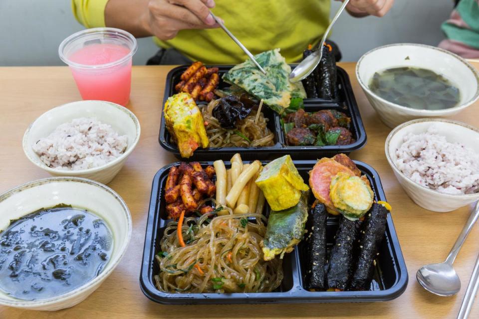 以銅錢購買熱飯、熱湯，一餐韓式小吃讓人心滿意足。