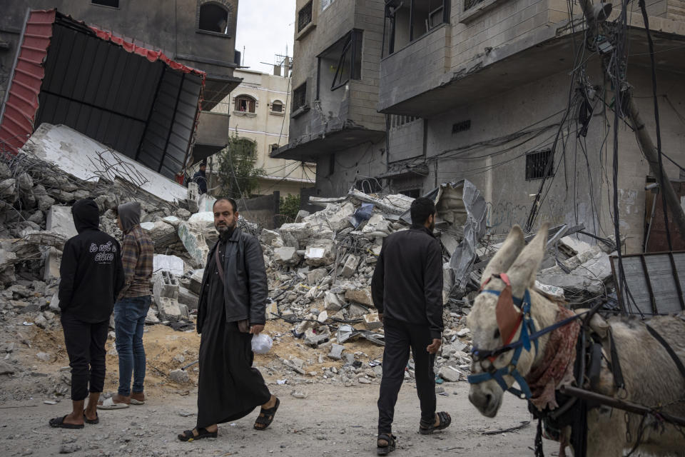Palestinians inspect a house after it was hit by an Israeli bombardment on Rafah, southern Gaza Strip, Thursday, Dec. 21, 2023. (AP Photo/Fatima Shbair)