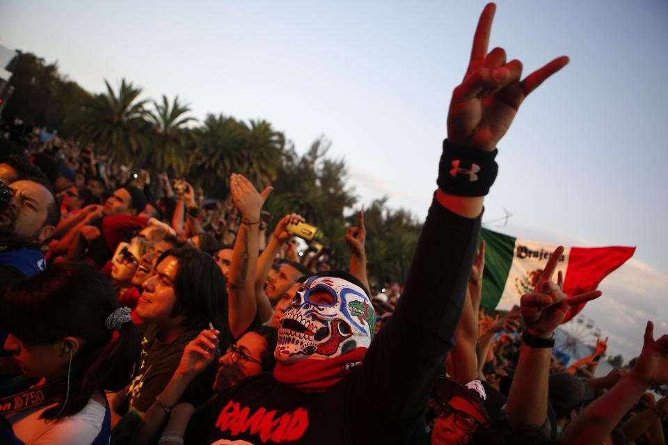 Un admirador enmascarado aclama a la banda Brujería en el festival Vive Latino, en la Ciudad de México, el domingo 19 de marzo del 2017. (AP Foto/Rebecca Blackwell)