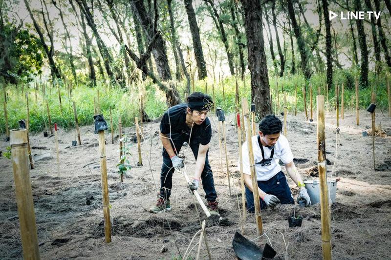 陳柏霖和劉冠廷在台江國家公園親手種樹。 （LINE TV提供）