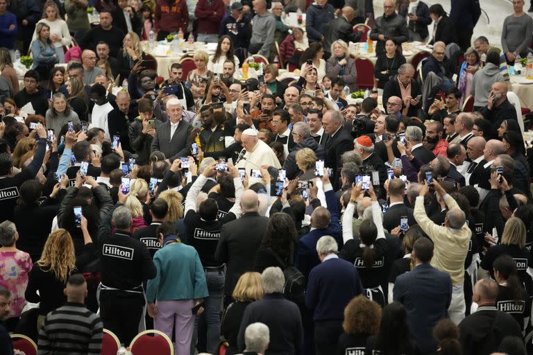 El papa Francisco participa en un almuerzo en el Aula Pablo VI del Vaticano, el domingo 19 de noviembre de 2023