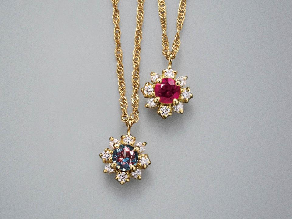 左：bekily blue garnet×diamond・fleuritte項鍊，約NT$89,000右：ruby×diamond・fleuritte項鍊，約NT$58,000圖片來源：BIZOUX提供