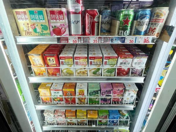 界陽超市的飲料櫃。（圖／翻攝高雄點Kaohsiungtien臉書）
