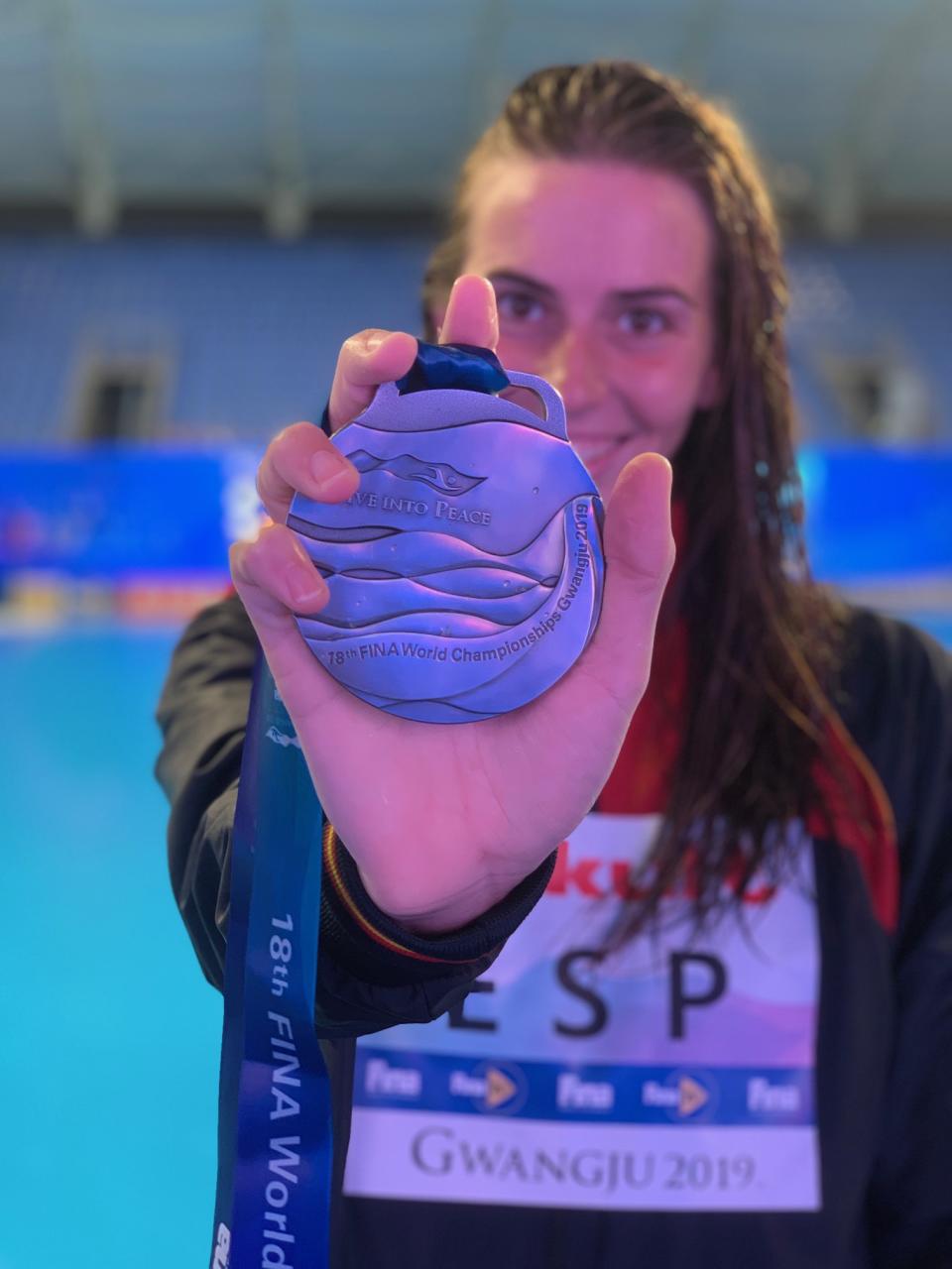 Bea muestra la medalla de subcampeonas del Mundo lograda por la selección española en 2019. Foto: Bea Ortiz