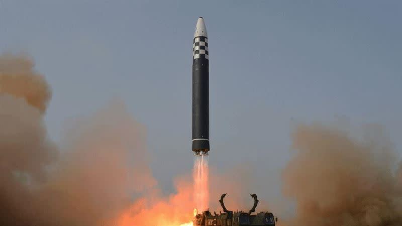  聯合國發現今年初降落在烏克蘭哈爾科夫一枚導彈碎片，是北韓的火星-11型彈道飛彈。圖為北韓火星-17型彈道飛彈。（圖／翻攝自北韓中央通信社網頁kcna.kp）