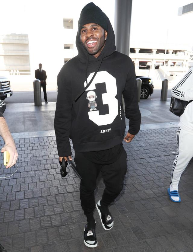 LeBron James wears tight sweatpants as he grabs coffee in LA  How to wear  sweatpants, Casual sweatpants outfit, How to wear joggers