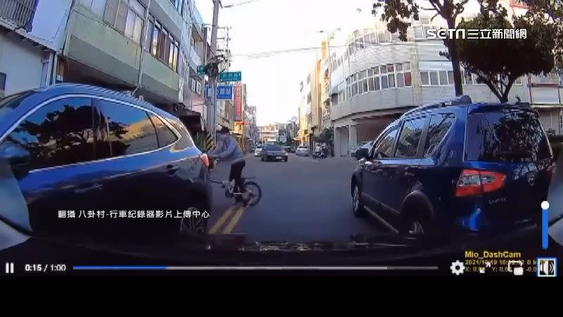 民眾開車遇到違停轎車，還被左右兩車包夾擋道。（圖／翻攝自八卦村行車紀錄器影片上傳中心）