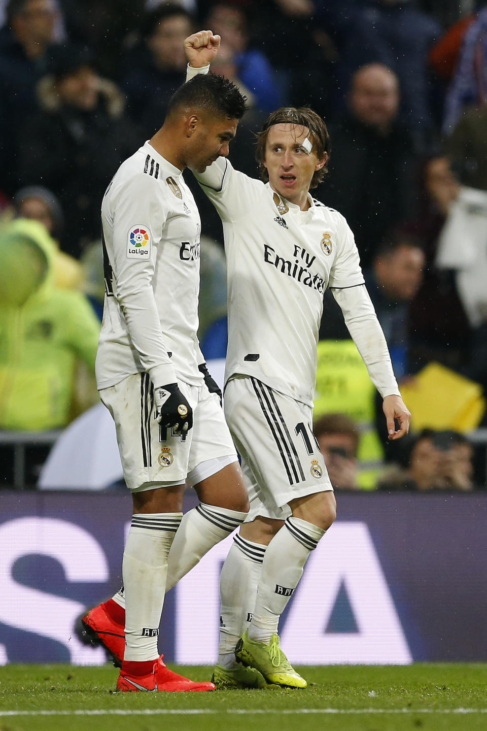 Real Madrid's Luka Modric, right, celebrates his goal with his teammate Casemiro during the La Liga soccer match between Real Madrid and Sevilla at the Bernabeu stadium in Madrid, Spain, Saturday, Jan. 19, 2019. (AP Photo/Andrea Comas)