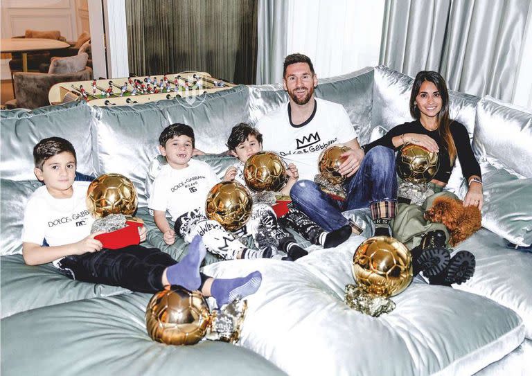 Messi en familia y con sus Balones de Oro