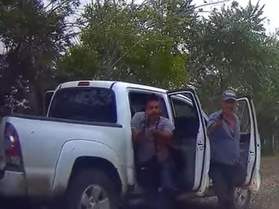 Imagen del vídeo vital grabado a inicios de 2020 que muestra a dos turistas estadounidenses ser interceptados por miembros de un cártel en Tabasco (YouTube)