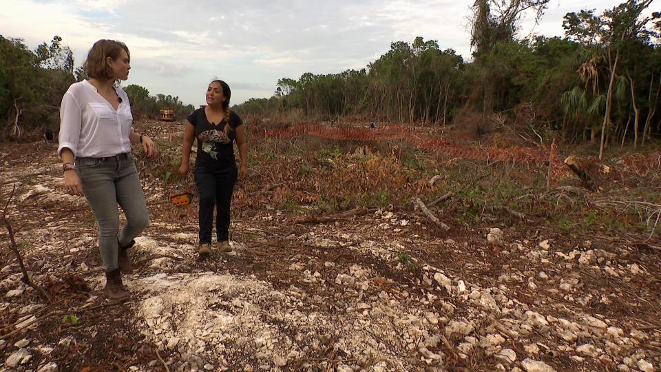 Valeria León, corresponsal de Noticias Telemundo, y Tania Ramírez, activista medioambiental de Quintana Roo, en el tramo 5 sur del Tren Maya. (Noticias Telemundo)
