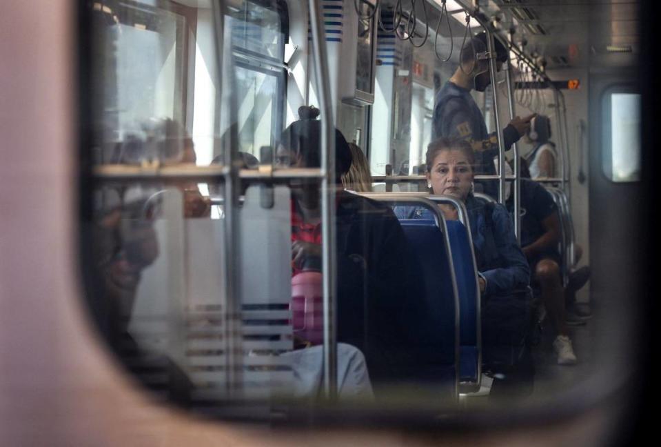 Usuarios viajan en la Green Line en dirección norte en el Metrorail, el miércoles 24 de julio de 2024. El Condado Miami-Dade preguntará a los electores si debería ampliar el servicio ferroviario mediante una pregunta en la boleta de las primarias.