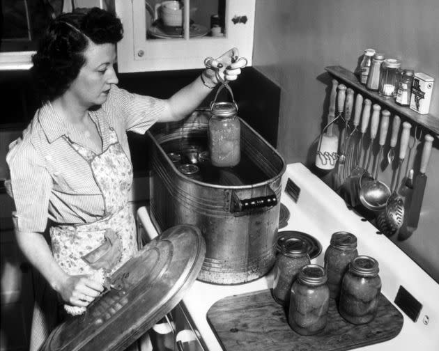 A home cook preserves tomatoes grown in her victory garden in 1944. (Photo: Universal History Archive via Getty Images)