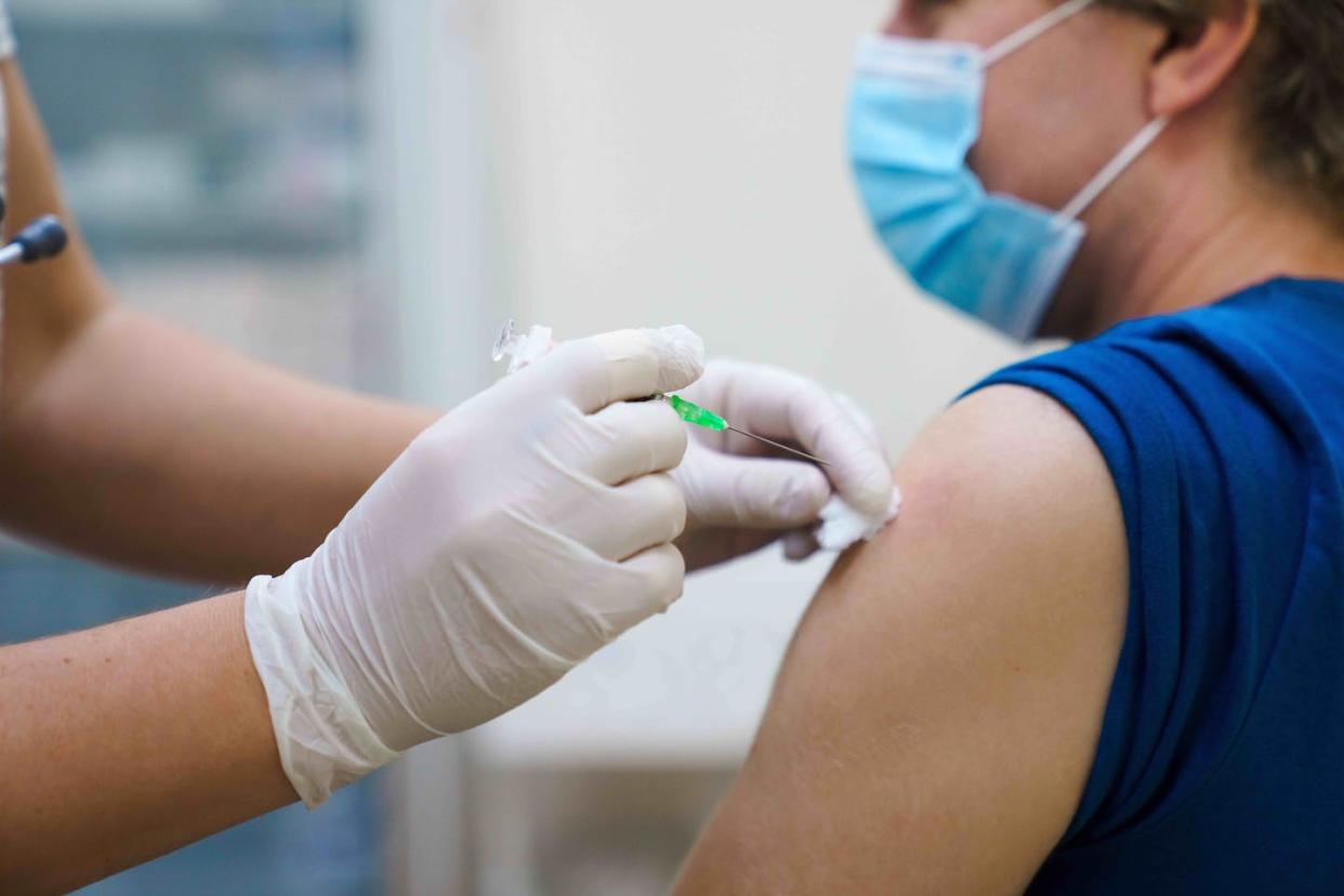 <a href="https://www.shutterstock.com/es/image-photo/man-getting-vaccinated-against-covid-vaccination-2177631587" rel="nofollow noopener" target="_blank" data-ylk="slk:Marina Andrejchenko / Shutterstock;elm:context_link;itc:0;sec:content-canvas" class="link ">Marina Andrejchenko / Shutterstock</a>