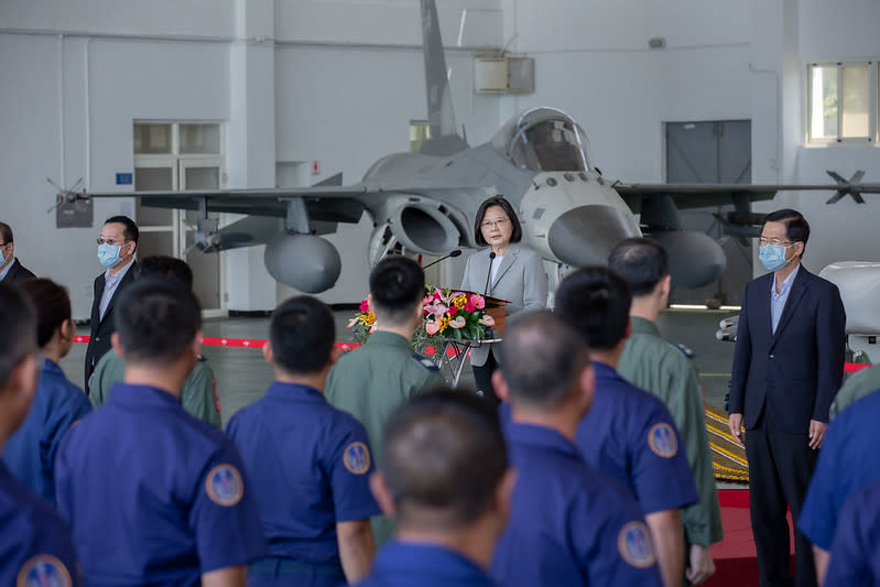 今（29日）是空軍100歲生日，蔡總統在臉書發文，邀請國人一同為空軍英雄們留下最美好的祝福。   圖：總統府提供