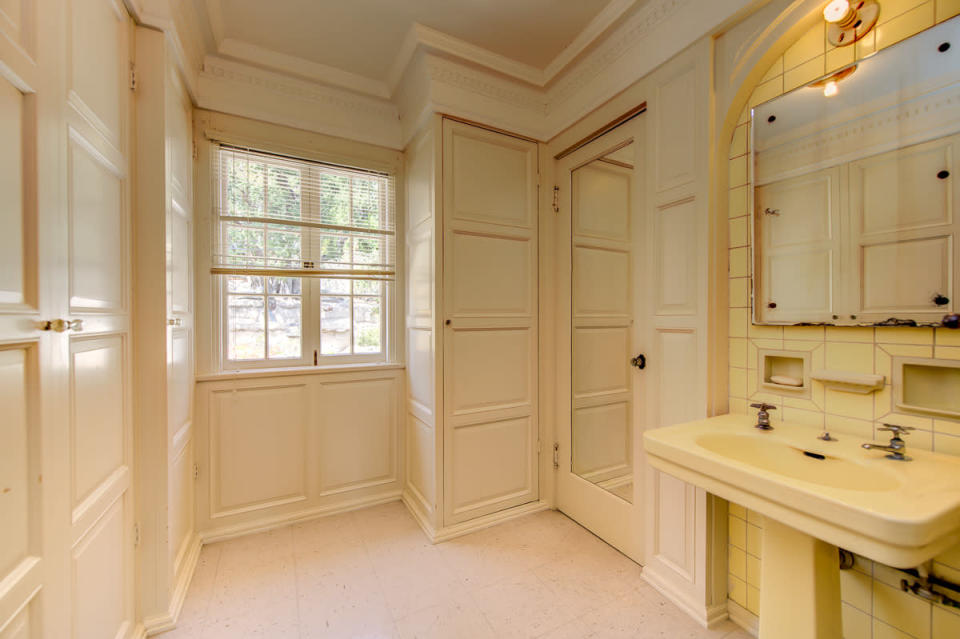 2600 Vermont: Yellow Bathroom