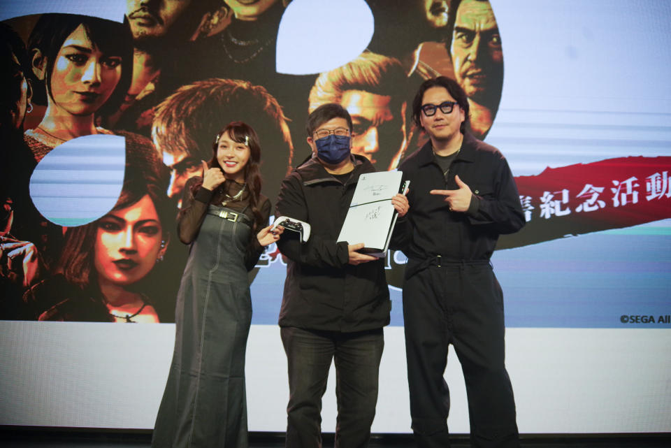 恭喜獲得阪本製作人與林襄小姐共同簽名的 PS5 主機（圖片來源：SEGA）