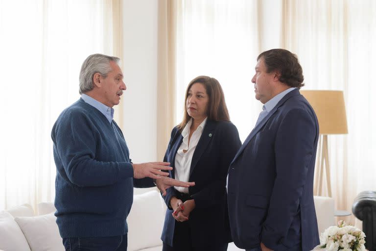 Alberto Fernández, con la gobernadora de Río Negro, Arabela Carreras y el senador nacional Alberto Weretilneck