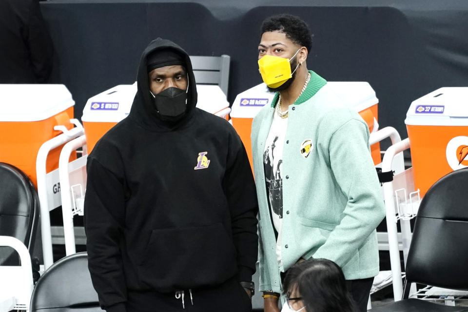 Los Angeles Lakers forward Anthony Davis, right, and forward LeBron James 