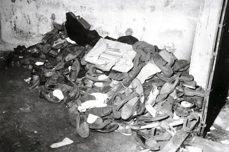 Una postal de la tragedia: decenas de zapatos arrumbados junto a la Puerta 12