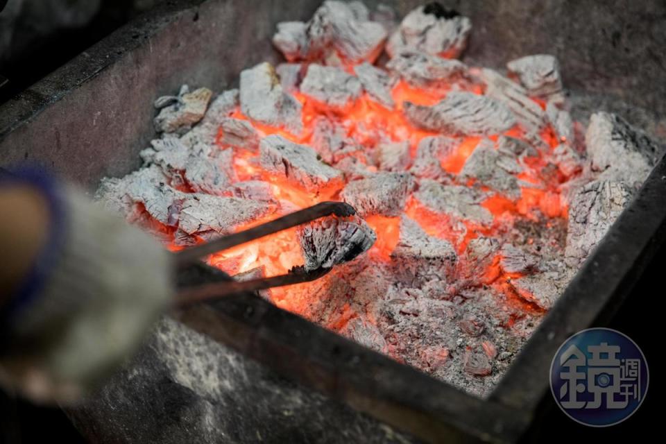 餐期開始前，要先把龍眼木炭或相思木炭燒透。