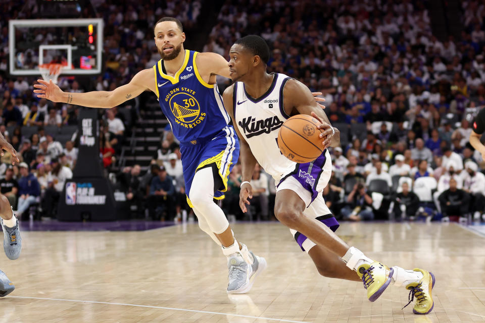 SACRAMENTO, CALIFORNIA - APRIL 16: De'Aaron Fox #5 of the Sacramento Kings is guarded by Stephen Curry #30 of the Golden State Warriors in the second half during the Play-In Tournament at Golden 1 Center on April 16, 2024 in Sacramento, California.  NOTE TO USER: User expressly acknowledges and agrees that, by downloading and or using this photograph, User is consenting to the terms and conditions of the Getty Images License Agreement.  (Photo by Ezra Shaw/Getty Images)