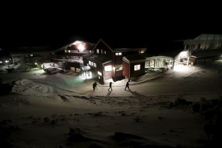 Refugees walk to their camp at a hotel touted as the world's most northerly ski resort in Riksgransen, Sweden, December 15, 2015. REUTERS/Ints Kalnins