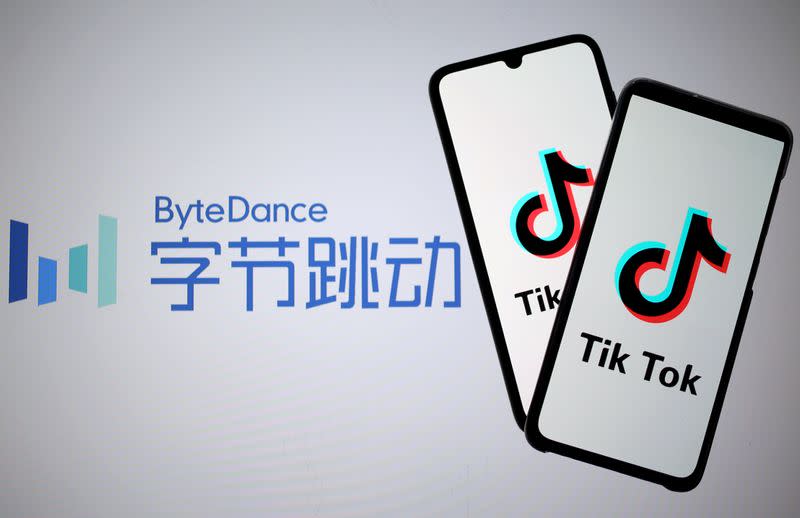 FOTO DE ARCHIVO: Los logotipos de Tik Tok se ven en los smartphones frente a un logotipo de ByteDance en esta ilustración