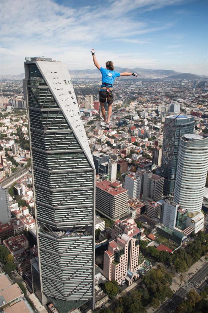 FOTOS: Alemán camina sobre cinta entre dos torres de Ciudad de México y rompe marcas