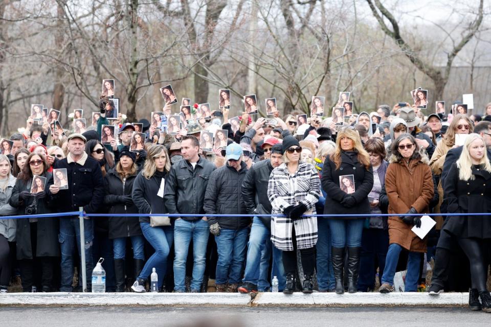 Fans queue to pay tribute (Getty Images)