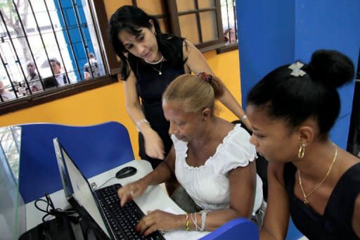 Luis Alonso subió fotos a Facebook, pero Yoeldis Rodríguez solo revisó portales nacionales debido al precio "astronómico" con que debutaron este martes las nuevas salas públicas de internet en Cuba, donde las conexiones a la red en los hogares están restringidas. (AFP | )