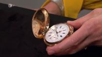 Einen guten Preis erzielte auch die große Schweizer Taschenuhr aus Gold aus den 1880er-Jahren, deren Wert auf 2.800 bis 3.000 Euro taxiert wurde. (Bild: ZDF)