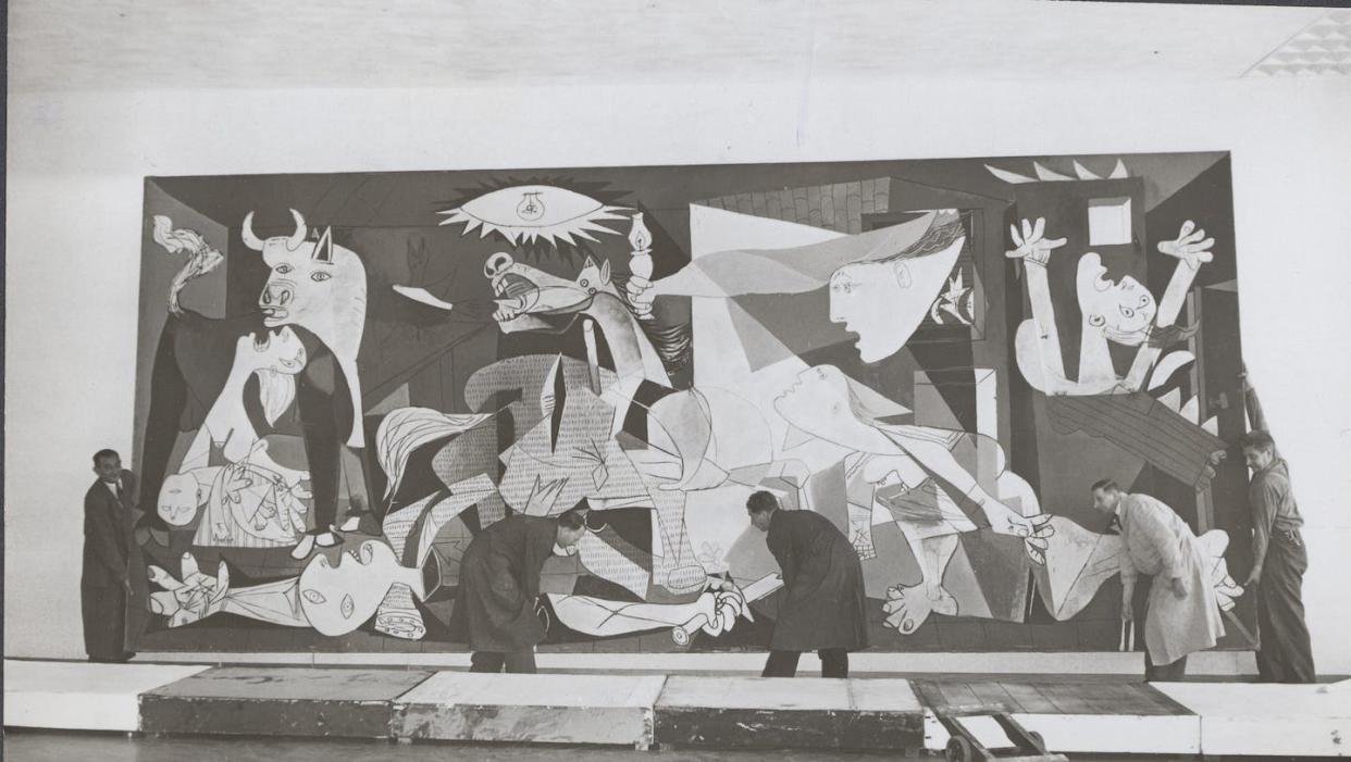 Personal del Stedelijk Museum trabajando en la colocación de 'Guernica'. <a href="https://commons.wikimedia.org/wiki/File:Medewerkers_van_het_Stedelijk_Museum_bezig_met_het_plaatsen_van_het_schilderij_,_Bestanddeelnr_050-1084.jpg" rel="nofollow noopener" target="_blank" data-ylk="slk:Herbert Behrens / Anefo;elm:context_link;itc:0;sec:content-canvas" class="link ">Herbert Behrens / Anefo</a>, <a href="http://creativecommons.org/licenses/by/4.0/" rel="nofollow noopener" target="_blank" data-ylk="slk:CC BY;elm:context_link;itc:0;sec:content-canvas" class="link ">CC BY</a>