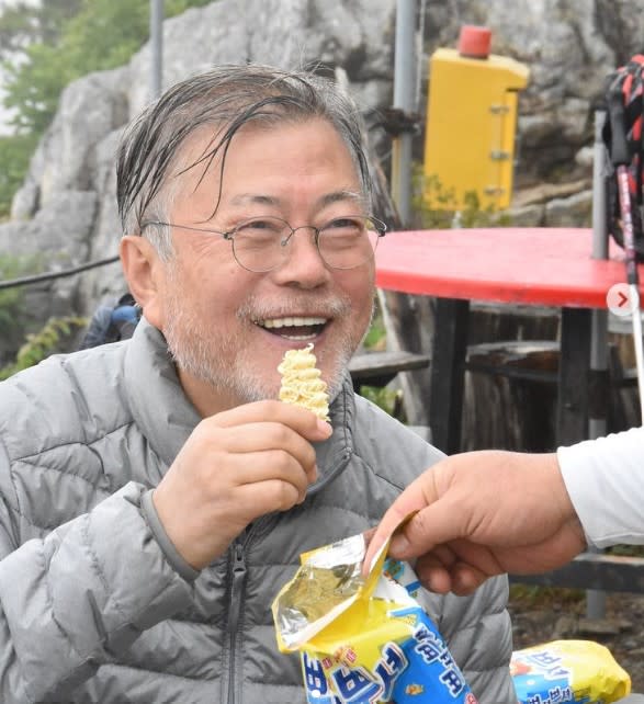 文在寅卸任後一改嚴肅形象，留著鬍子成緗間大叔。   圖:翻攝自文在寅IG