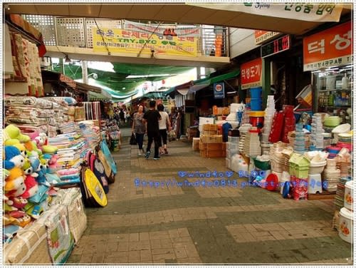 ∥2014。韓國自由行∥ 7-4 釜山 南浦洞、國際市場 - 釜山規模最大的傳統市場，逛街買生活雜貨，杯碗鍋子烤盤、搓澡巾等，一應俱全