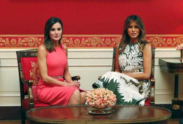 Doña Letizia vuelve a los vestidos entallados y recicla el de su encuentro  con Melania Trump - Foto 1