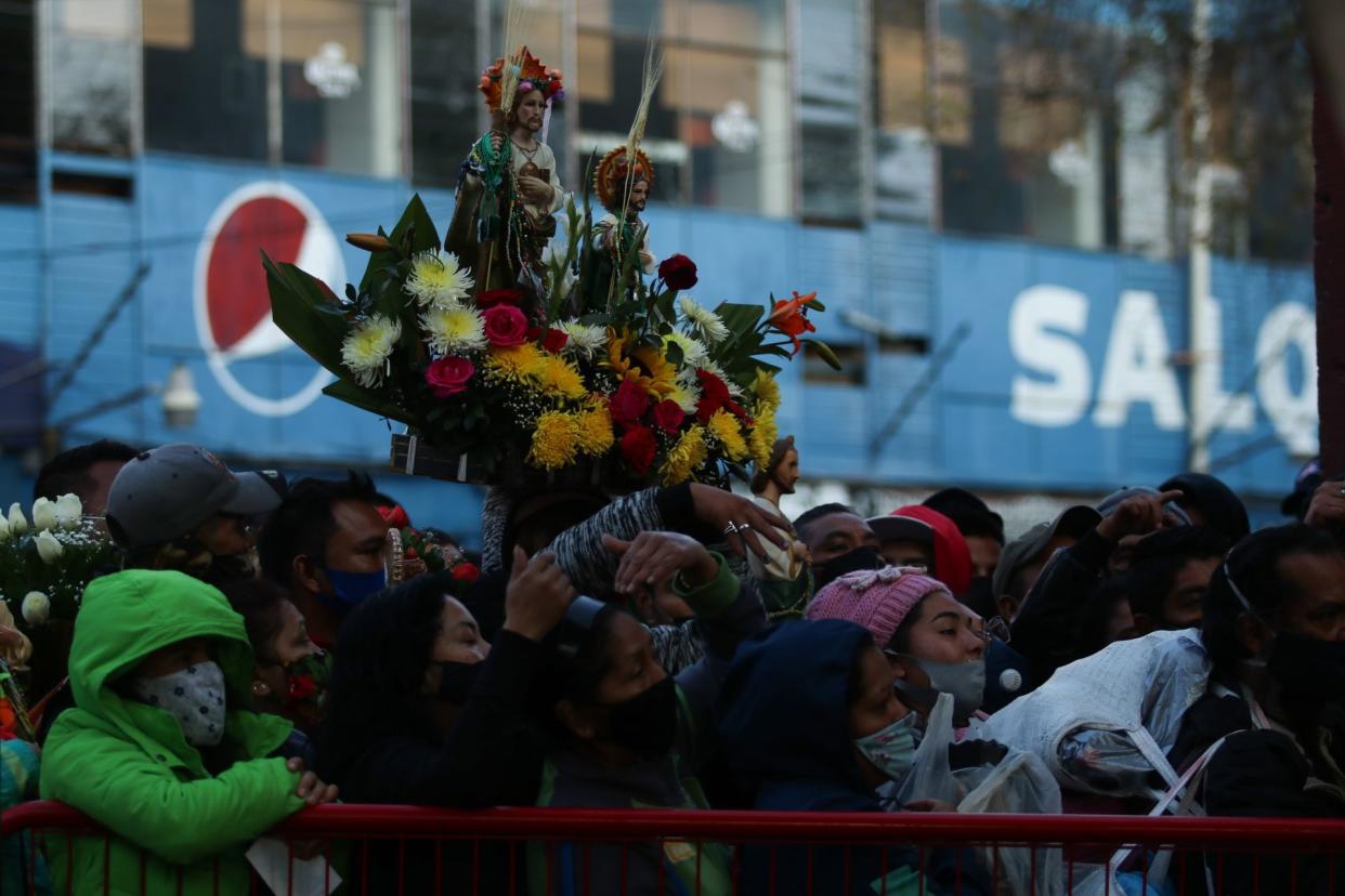 CIUDAD DE MÃXICO, 28OCTUBRE2020.- Desde la tarde de ayer, cientos de fieles arribaron a la Iglesia de San HipÃ³lito "San Judas Tadeo", Santo de las Causas PÃ©rdidas, para conmemorar su dÃ­a. Debido a la pandemia por Covid-19 el acceso al recinto fue controlado y Ãºnicamente con el fin de bendecir las imÃ¡genes de los fieles, asimismo la misa serÃ¡ transmitida vÃ­a remota con el fin de evitar las aglomeraciones y evitar los contagios. Elementos de la PolicÃ­a capitalina resguardan la vialidad para evitar accidentes. FOTO: GALO CAÃAS/CUARTOSCURO.COM