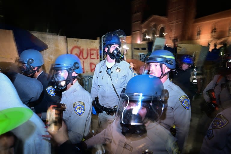 Agentes de la policía estadounidense hacen guardia después de que estallaron enfrentamientos en el campus de la Universidad de California en Los Ángeles (UCLA), en Los Ángeles, el 1 de mayo de 2024