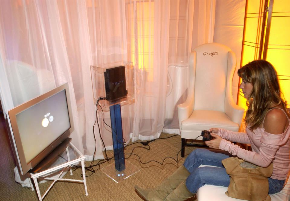 En su álbum de fotos también hemos encontrado esta imagen de Gisele jugando a la Playstation 2 en un acto celebrado en un hotel de Santa Mónica. (Foto: Chris Weeks / Getty Images)