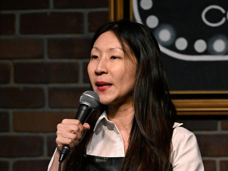 喜剧演员 Jocelyn Chia 于 2022 年 3 月 29 日在加利福尼亚州伯班克的 Flappers Comedy Club 和 Restaurant Burbank 露面时表演