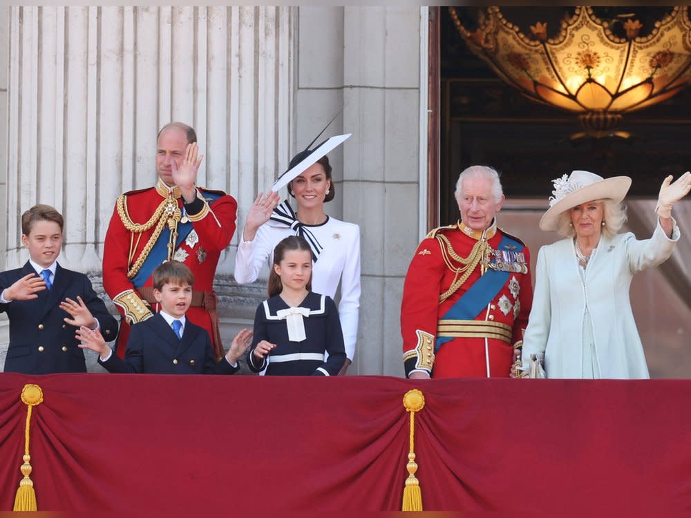 Die Royal-Family auf dem Balkon des Buckingham Palastes: George, William, Louis, Kate, Charlotte, Charles und Camilla (v.l.) winken ihren Fans. (Bild: imago/i Images)