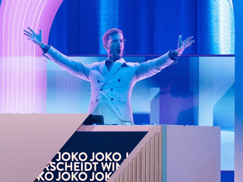 Joko Winterscheidt jubelt über seinen Triumph bei "Wer stiehlt mir die Show?". (Bild: ProSieben / Weiya Yeung)
