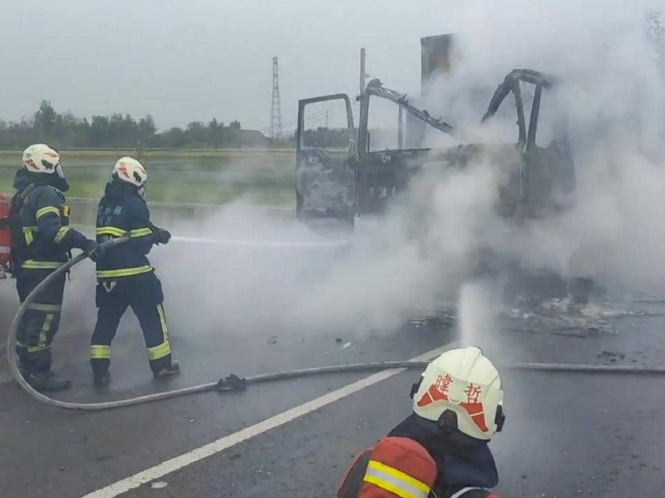 雲林火燒車造成四人受傷，消防局出動各式消防車2部、救護車3部和10多名人員趕赴現場搶救。（圖：雲林縣消防局提供）