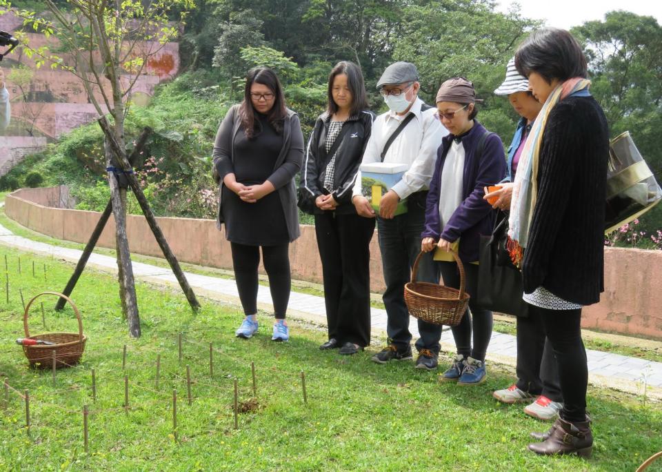 ▲日前有新莊民眾為了減輕後代負擔，祖先骨骸起掘後，家族9人共同參加三芝櫻花生命園區植存，重回大地之母懷抱。（圖／新北市政府殯葬處提供）